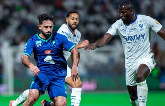 أخبار الكرة السعودية | الدوسري يقلص الفارق للهلال بهدف صاروخي ضد الفتح.. فيديو | Elahlyfans